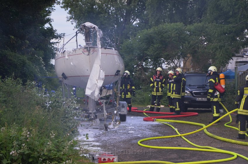 Feuer 1 Yacht explodiert Koeln Muelheim Hafen Muelheim P017.JPG